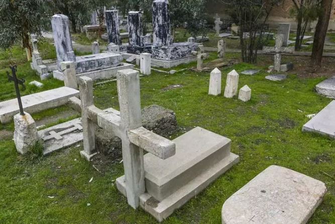 قبرستانی مخوف در دل تهران که مثلش رو فقط در فیلم‌ها دیده‌اید