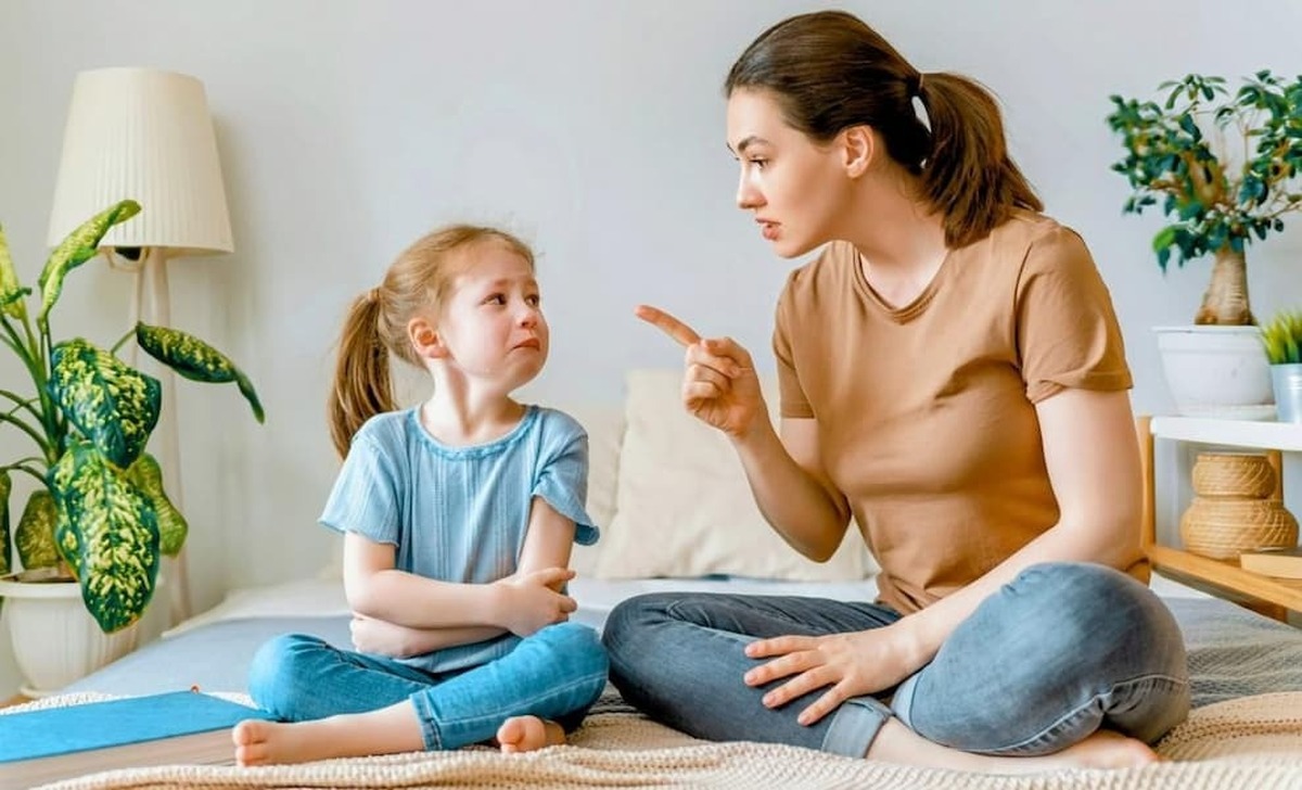 هرگز کودکانتان را تهدید نکنید / نحوه تربیت درست کودکان با در نظر گرفتن سن آن‌ها