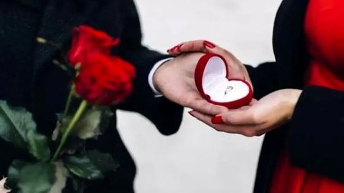 مردی که سال‌ها با یک تابلو به دنبال زن رویاهایش است! +عکس