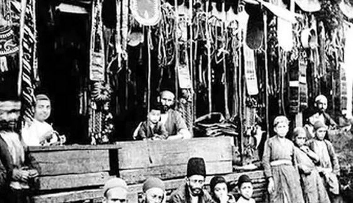 پیرزن ۱۰۵ ساله قجری در حال قلیون کشیدن! +عکس