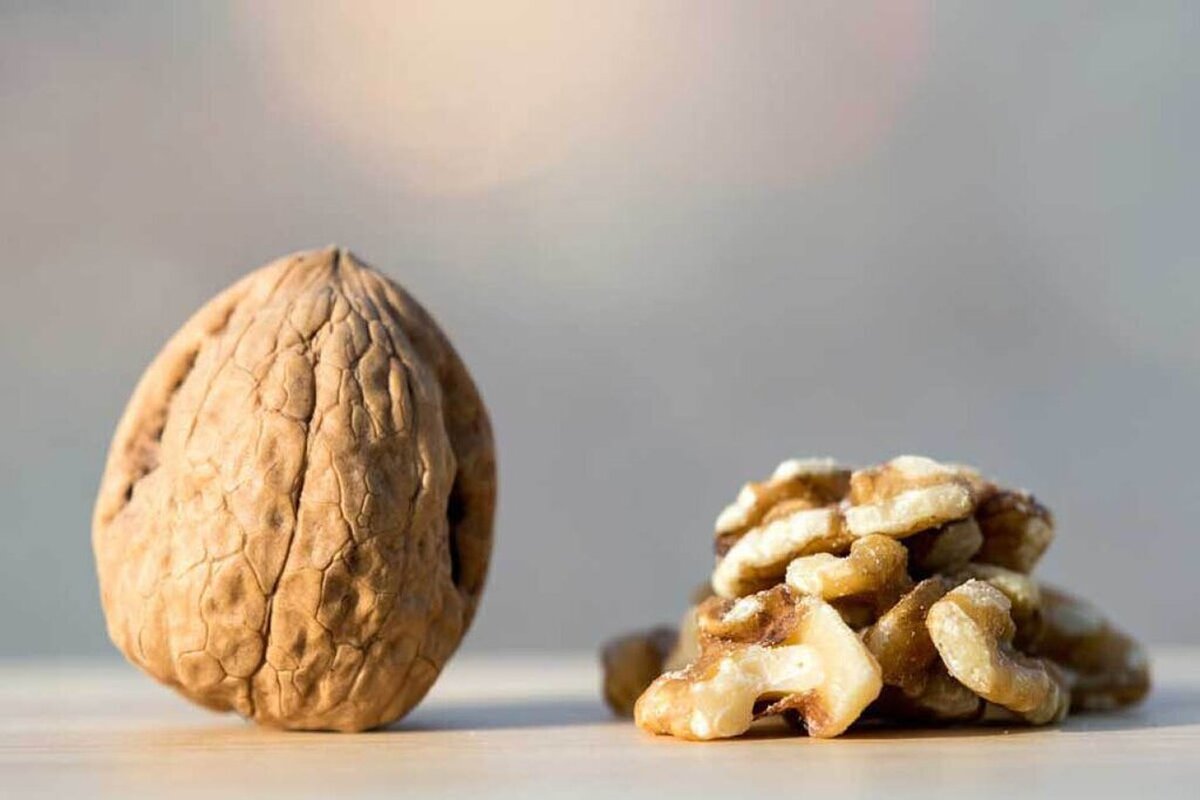 یک روش عجیب برای کندن پوست سفت گردو بدون ضربه زدن!