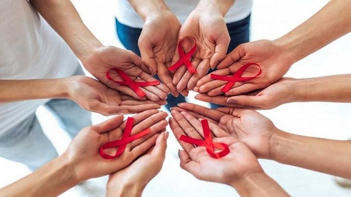 چند میلیون نفر در جهان با HIV زندگی میکنند؟