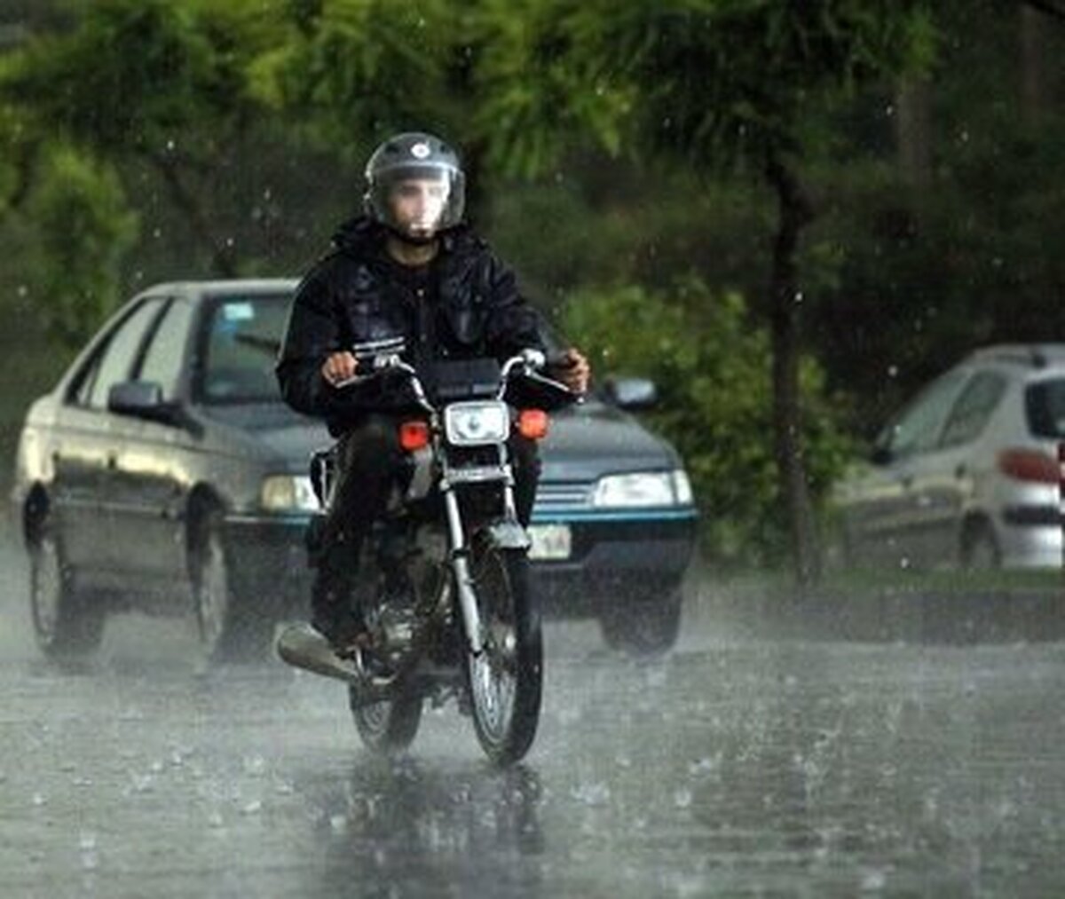 در صورت بروز هرگونه تصادفی، موتورسوار در روز‌های بارانی از حمایت‌های بیمه‌ای محروم می‌ماند