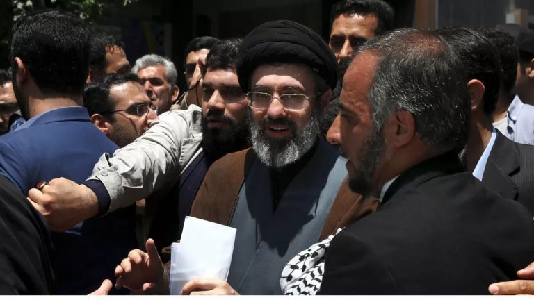 نگاهی به زندگی شخصی و سیاسی سید مجتبی خامنه‌ای