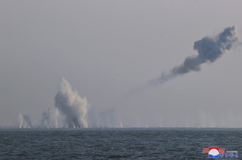 تصاویر| کره شمالی مدل جدیدی از موشک پدافند هوایی را آزمایش کرد تصاویر| کره شمالی مدل جدیدی از موشک پدافند هوایی را آزمایش کرد
