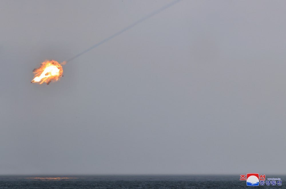 تصاویر| کره شمالی مدل جدیدی از موشک پدافند هوایی را آزمایش کرد تصاویر| کره شمالی مدل جدیدی از موشک پدافند هوایی را آزمایش کرد
