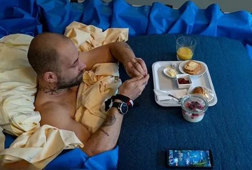 جذب داوطلب برای دراز کشیدن روی تخت با درآمد ۴،۰۰۰ پوند!