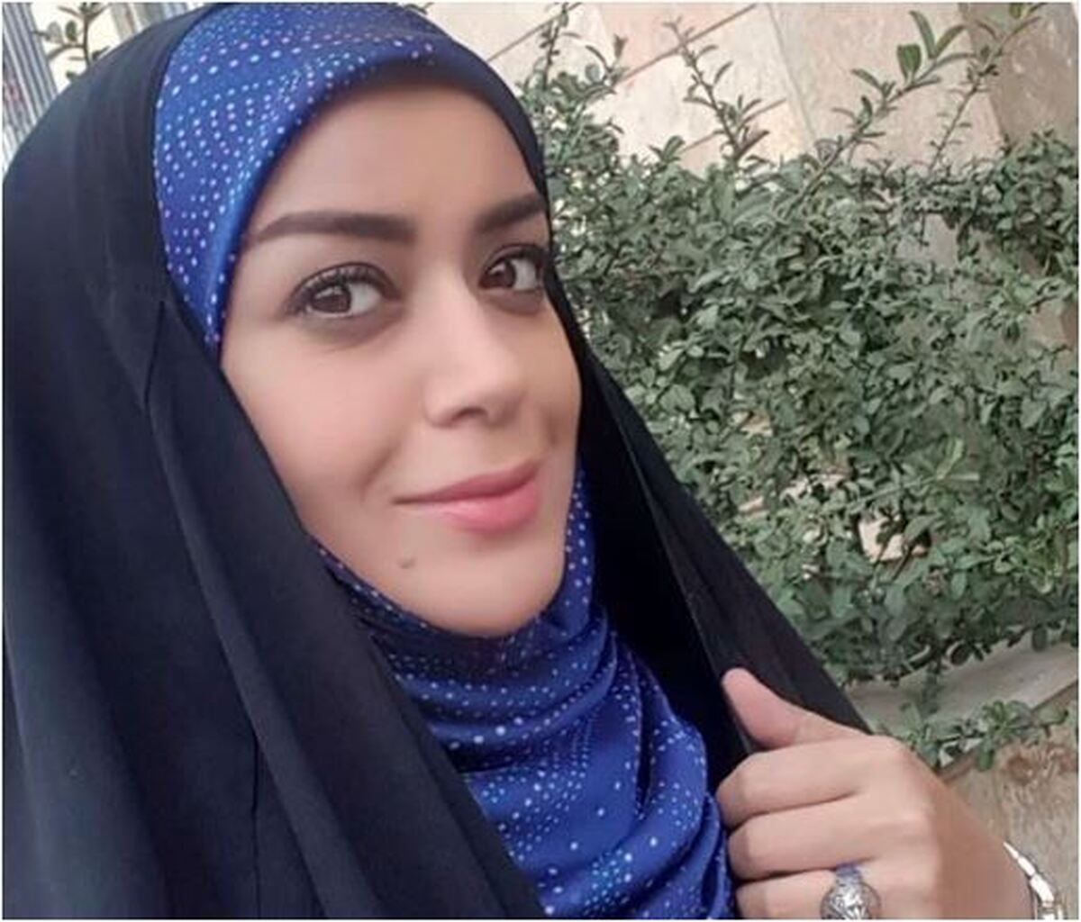 تصویر شکار شده از الهام چرخنده کنار همسر روحانی اش در یک مراسم