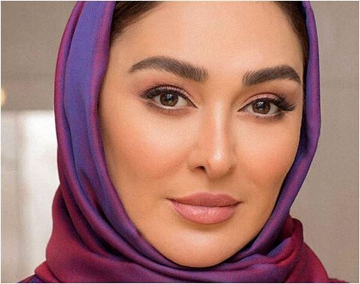 نگاهی به مانتوی شیک و سفارشی الهام حمیدی با سنگ دوزی‌های فاخر