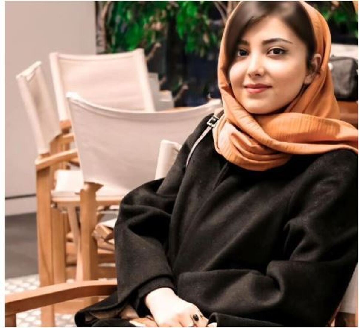 نگاهی به مدل مانتوی خاص زیبا کرمعلی در یک مراسم هنری
