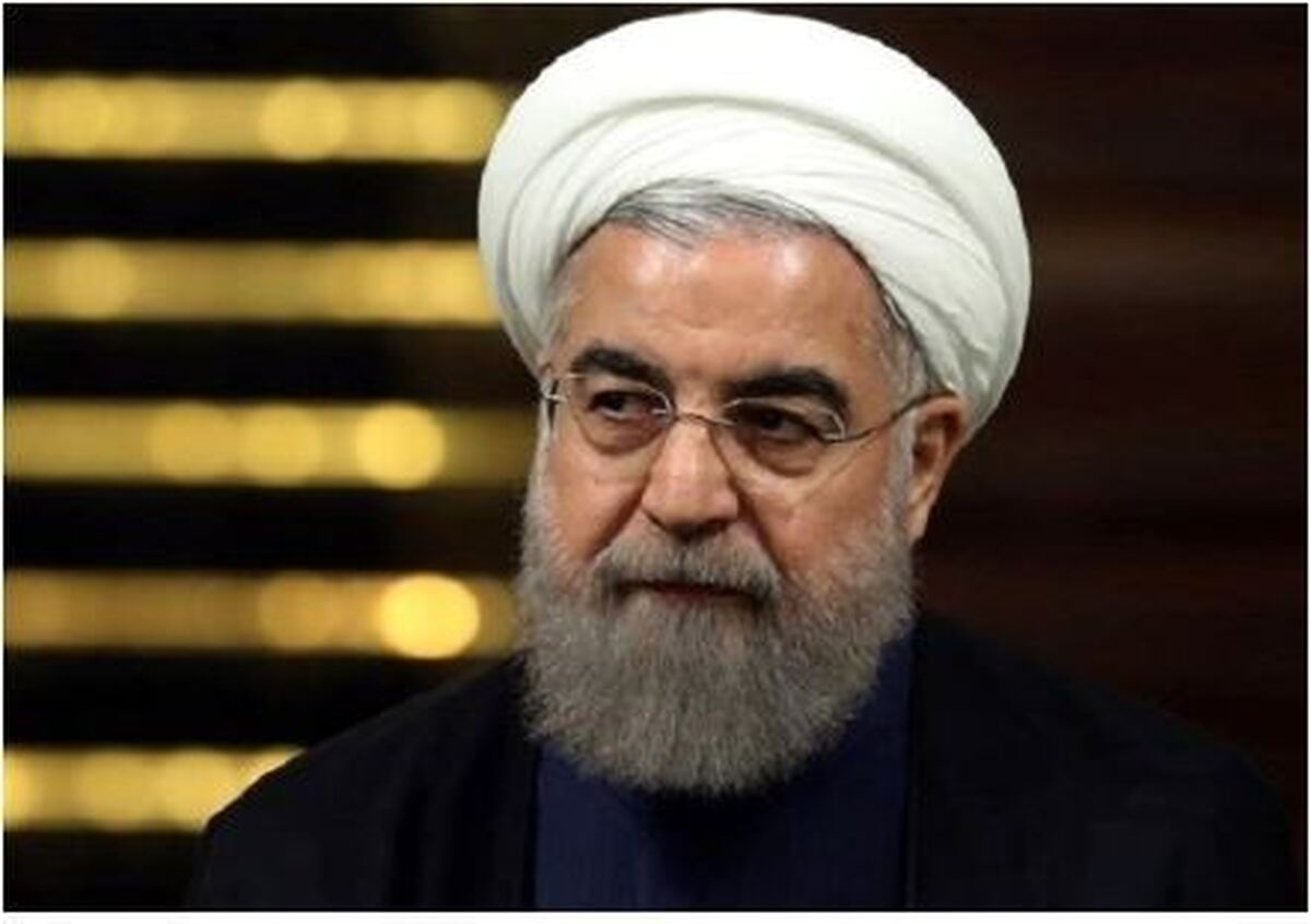 عکس شکار شده از حسن روحانی در دیدار با رهبر انقلاب