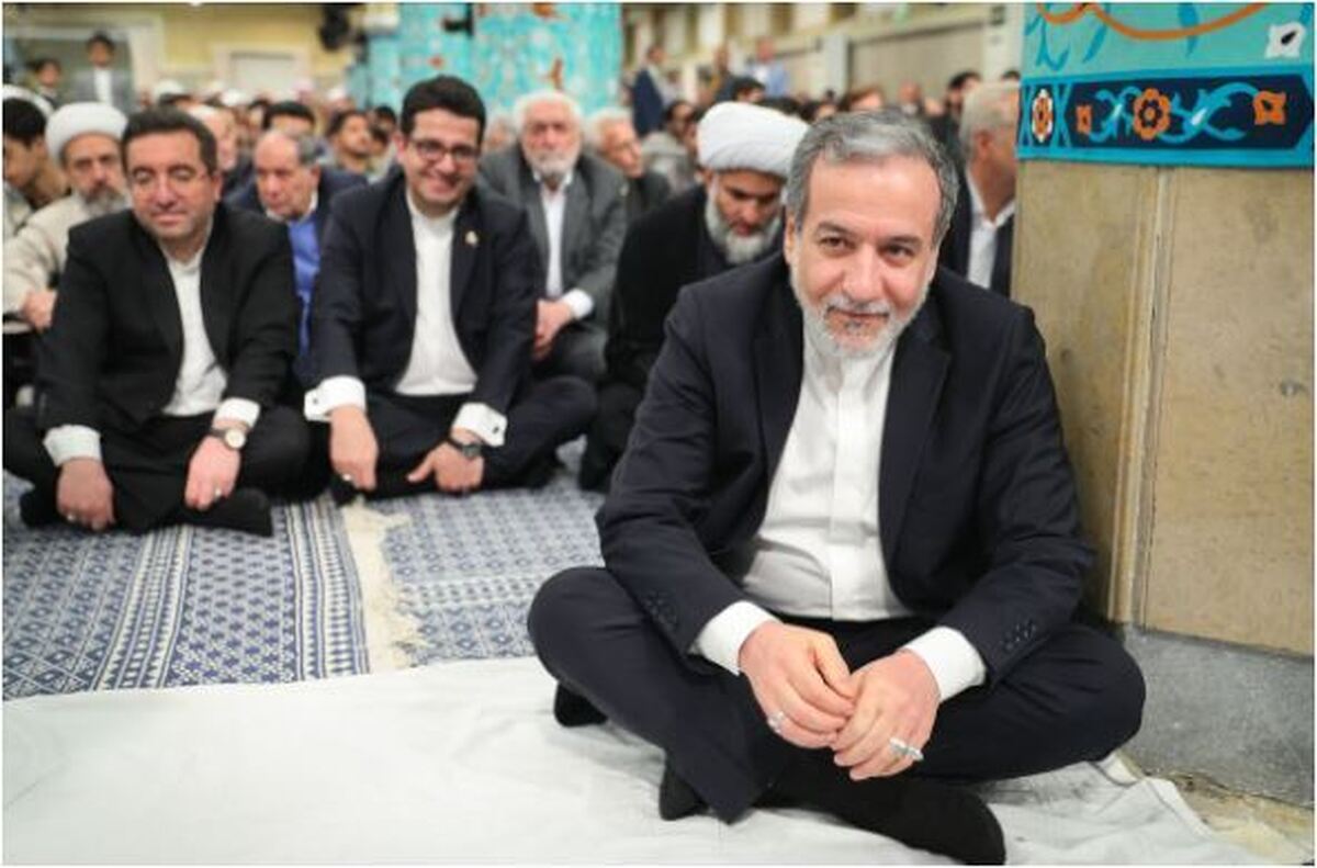 عکس شکار شده از عباس عراقچیان در دیدار با رهبر انقلاب