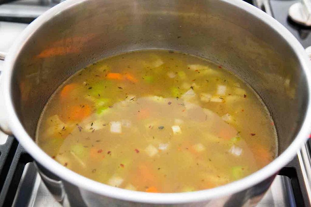 طرز پخت سوپ نودل مرغ و سبزیجات به سبک ستوران‌های معروف پایتخت