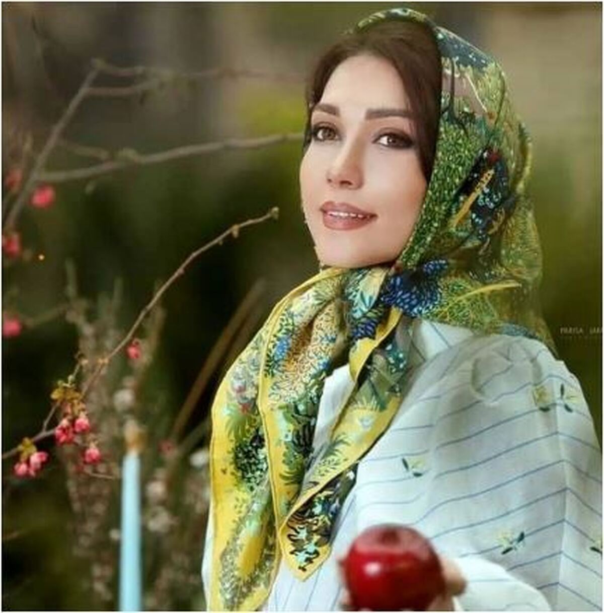 نگاه عاشقانه شهرزاد کمال زاده به طوطی عظیم الجثه اش! +عکس