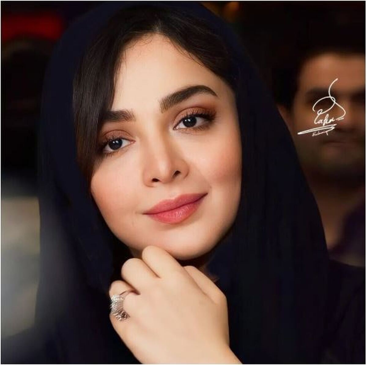 عکس شکار شده از المیرا دهقانی در یک کافه دنج و خلوت در نیمه شب!
