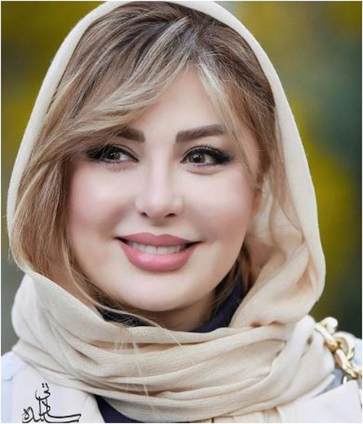 عکس یادگاری نیوشا ضیغمی همراه با دوست صمیمی اش در یک کافه دنج