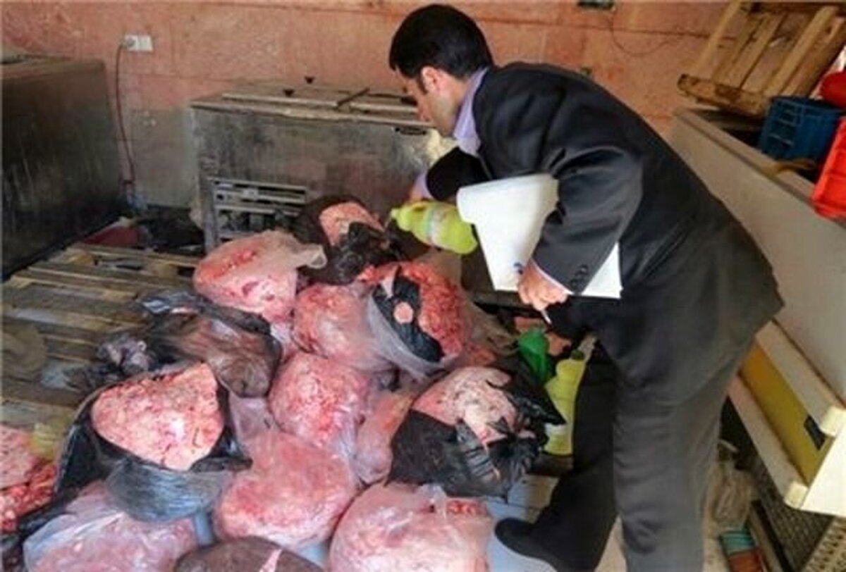 کشف ۱۸ هزار کیلوگرم مواد غذایی فاسد از یک انبار در زاهدان
