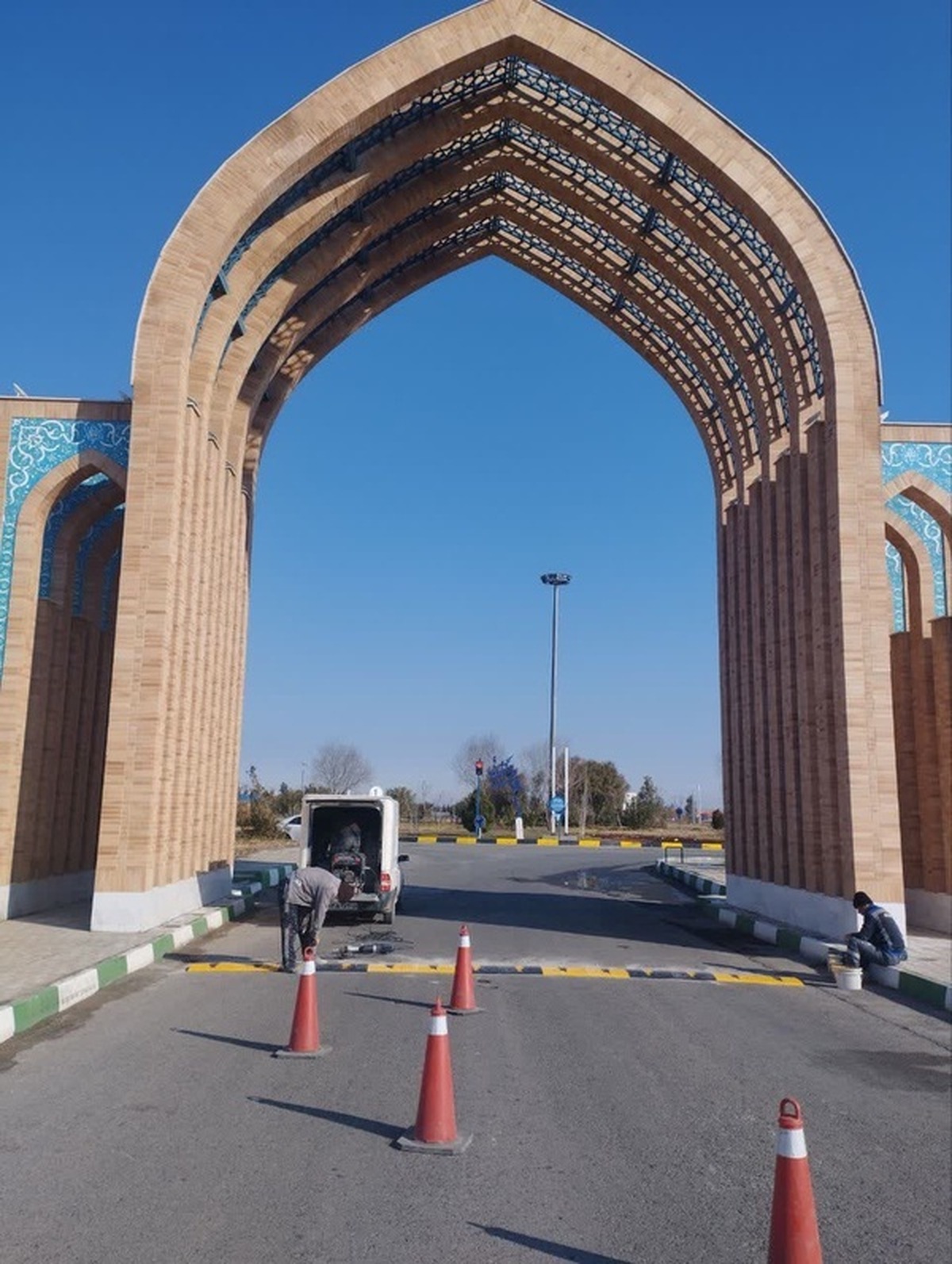 نصب موانع و علائم ترافیکی در سطح آرامستان بهشت معصومه (س)