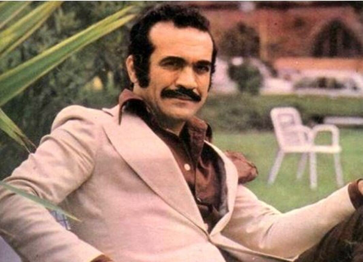 عکس یادگاری از فریدون فرخزاد در محاصره جمعی از جوانان پر شور تهرانی