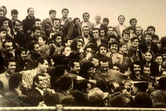 عکس یادگاری از فریدون فرخزاد در محاصره جمعی از جوانان پر شور تهرانی