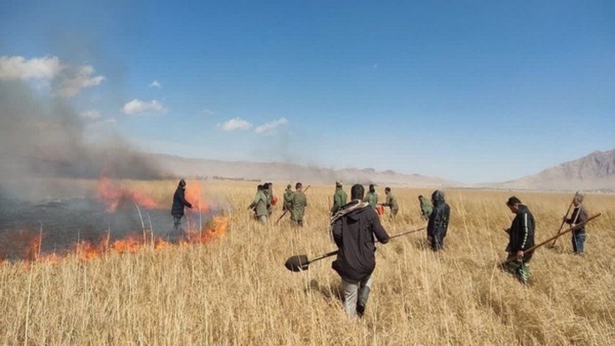 آتش‌سوزی در نیزار‌های دریاچه ارومیه مهار شد