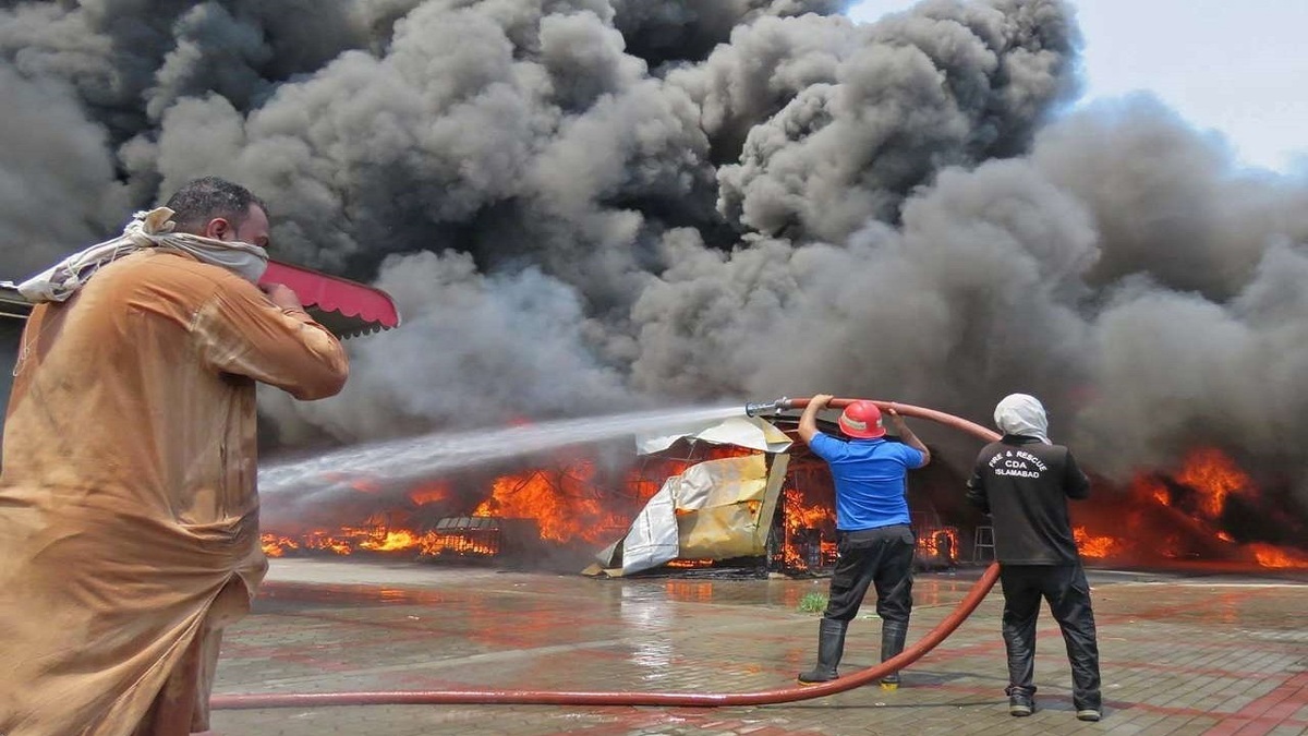 آتش‌سوزی در جایگاه پخش فرآورده‌های نفتی آبادان مهار شد