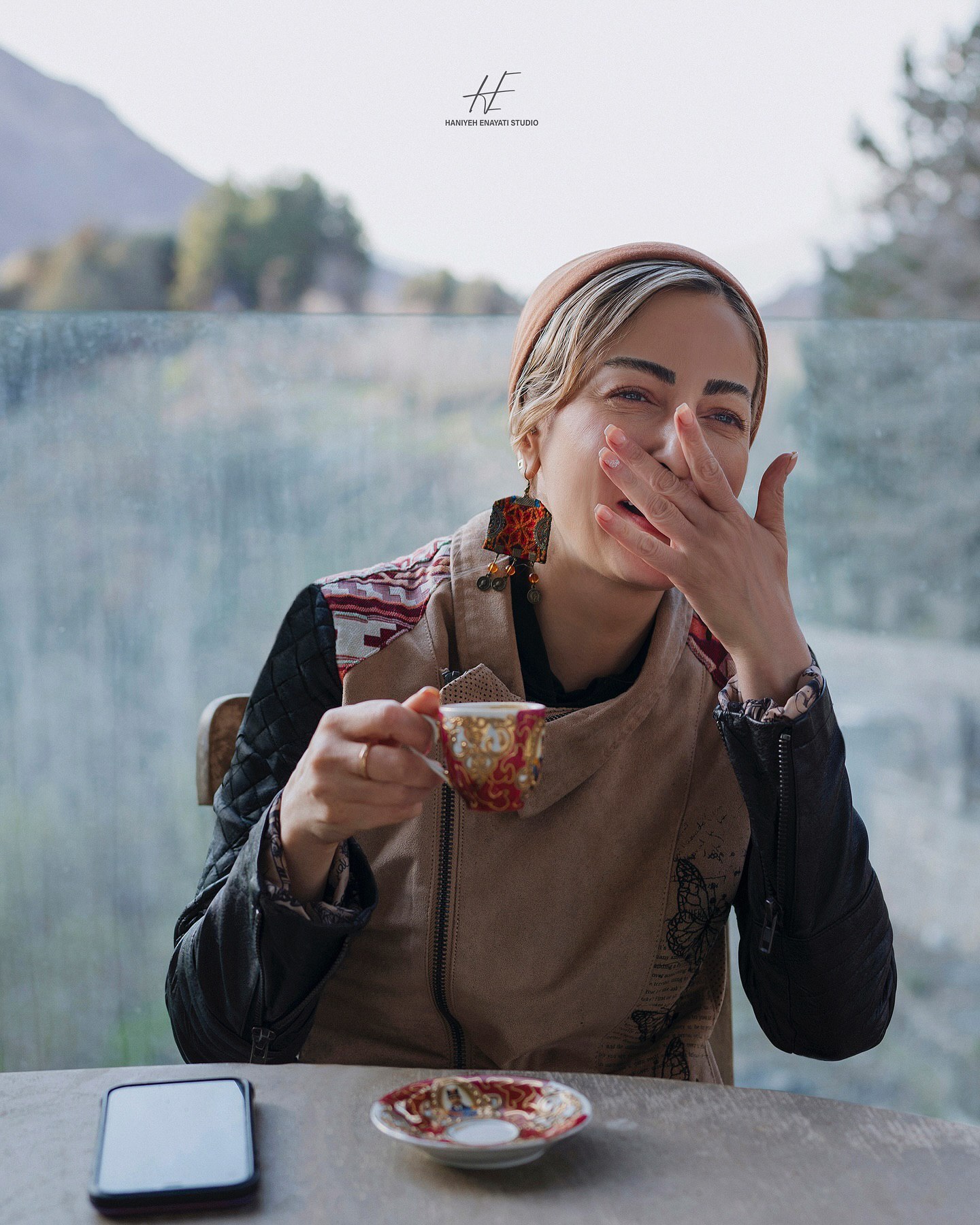 استایل شیک و سنتی شقایق دهقان در یک کافه مورد توجه قرار گرفت