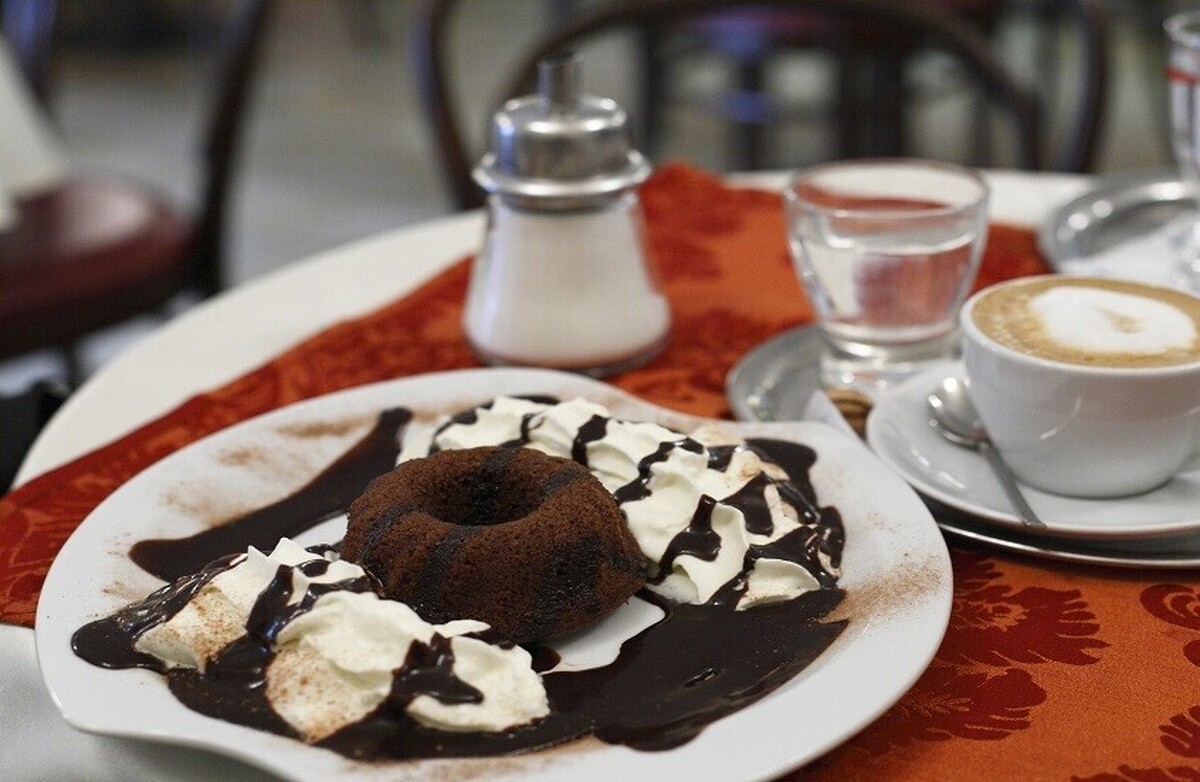 معایب خوردن شیرینی در شب