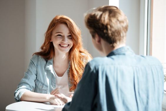 چگونه در برخورد اول با زبان بدن خود تأثیر مثبت روی دیگران بگذاریم؟
