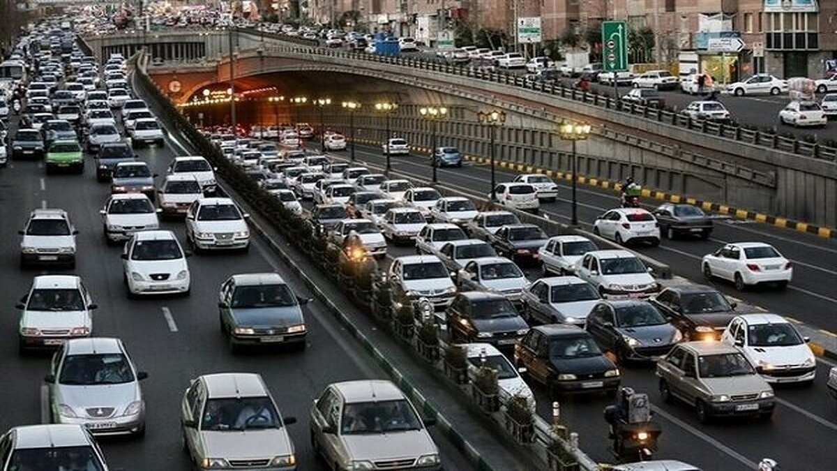 ترافیک در معابر و بزرگراه‌های پایتخت پرحجم و سنگین است