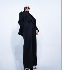 ناهید کیانی با ژست مدلینگی سر تا پا مشکی همه رو خیره خود کرد! +عکس