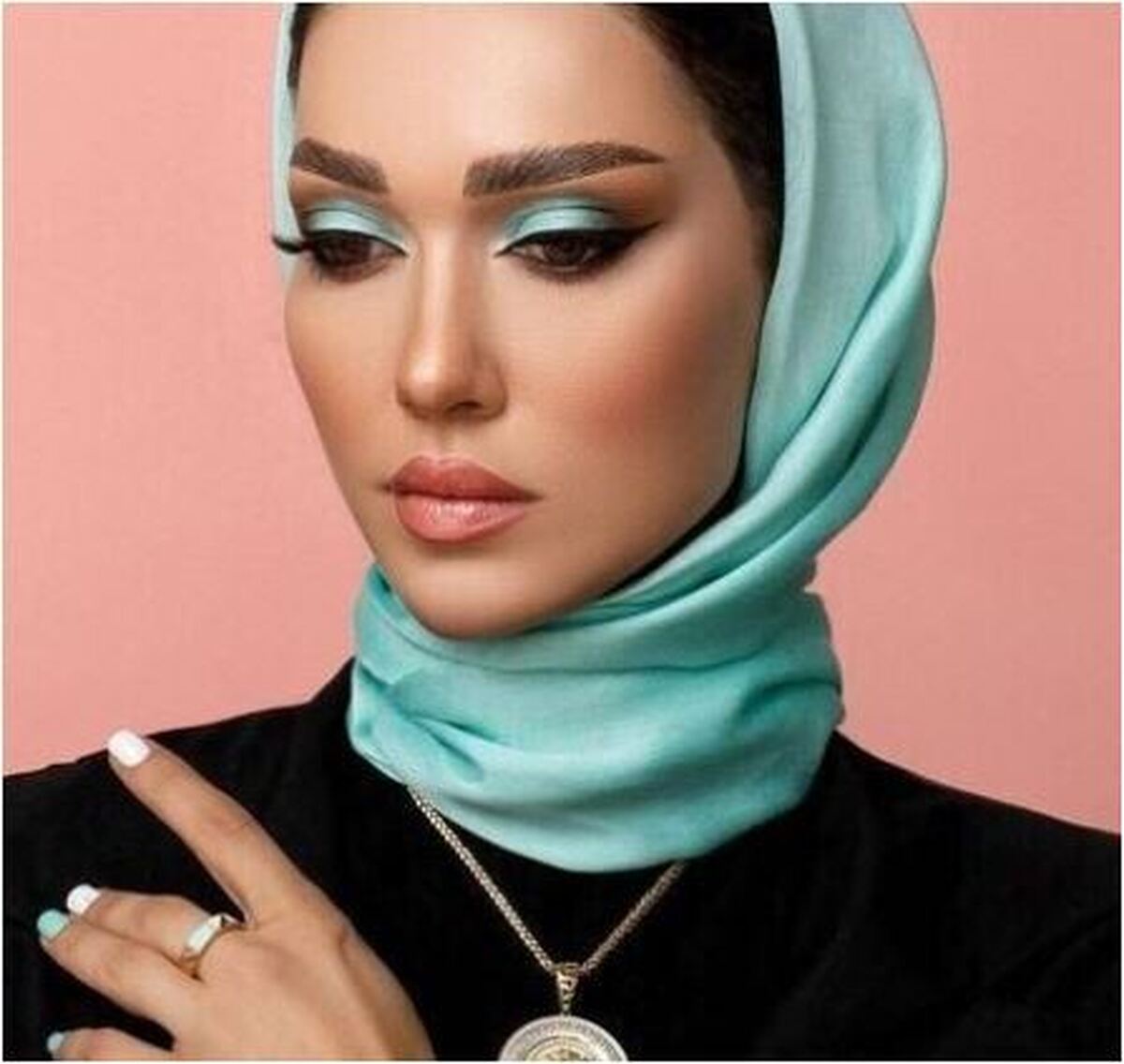 خوش گذرانی شهرزاد کمال زاده و دوست صمیمیی اش در یک کافه به صرف چای!