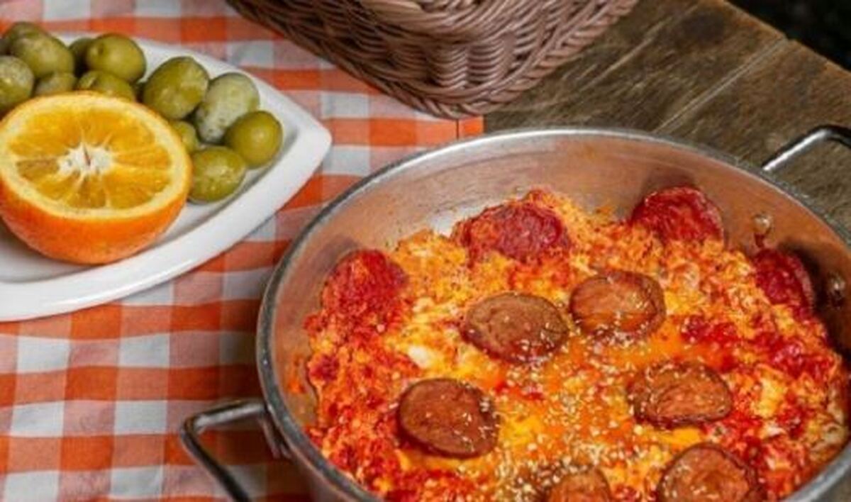 آموزش قدم به قدم تهیه سوسیس تخم‌مرغ ربی برای صبحانه