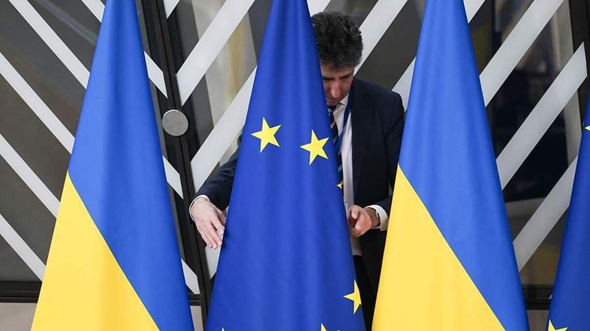 تحلیلگر انگلیسی از ممانعت اتحادیه اروپا در مذاکرات اوکراین صحبت می‌کند