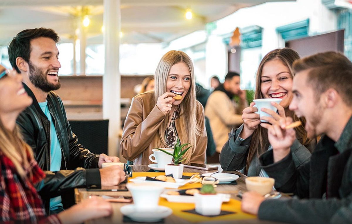 پزشک فواید غیرمنتظره صحبت کردن در حین غذا را نامید