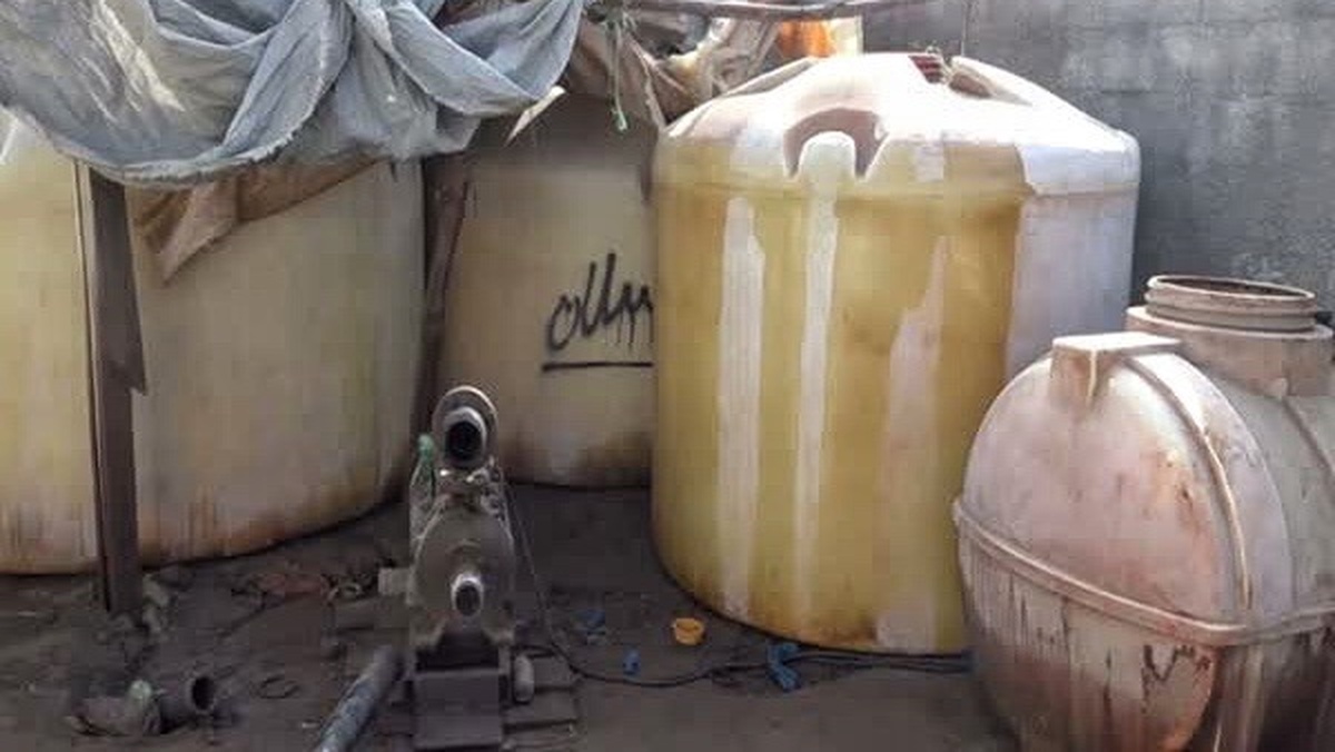 بارانداز و محل دپو سوخت دربندر لنگه لو رفت