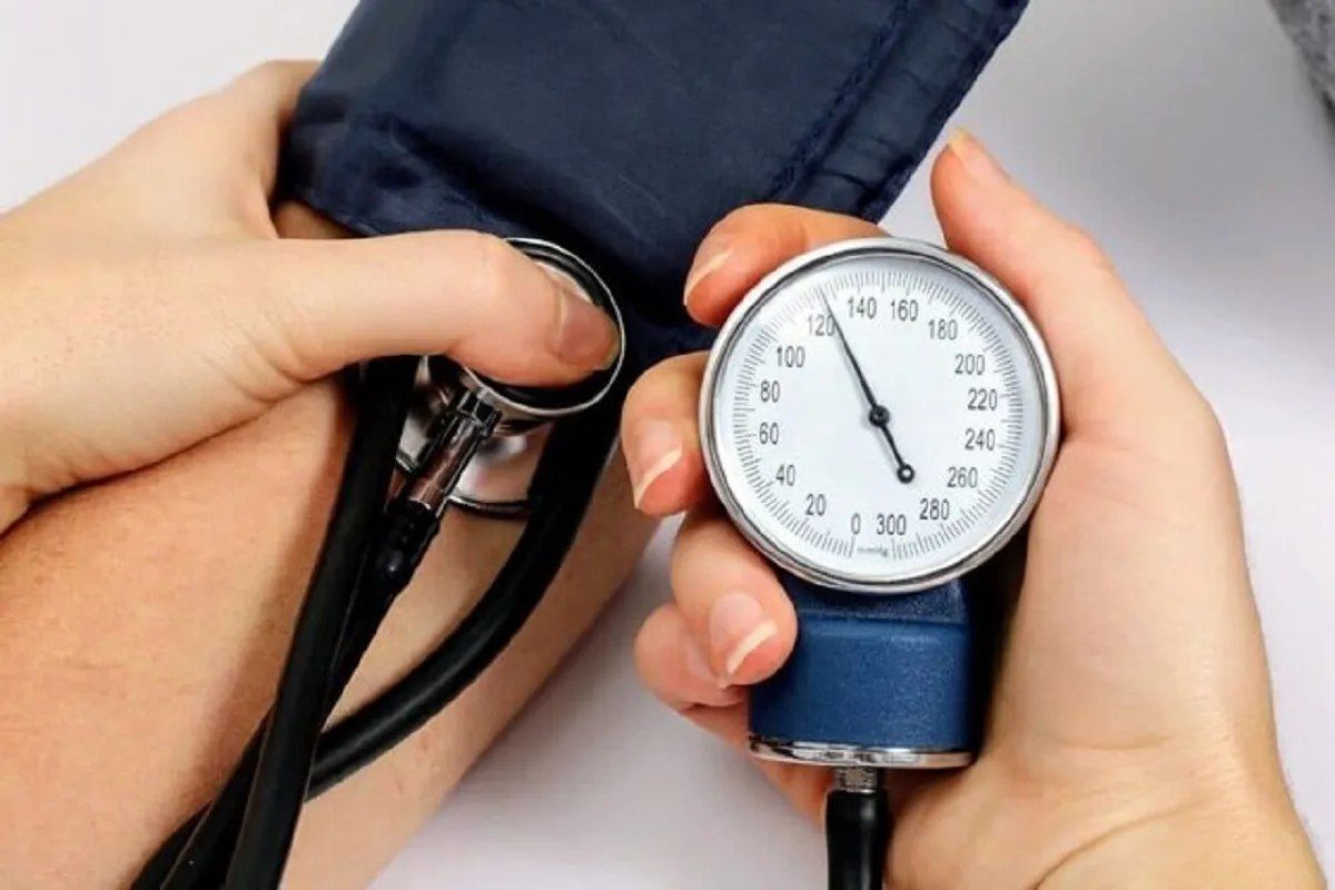 فشار خون بالا در سنین نوجوانی به چه علتی رخ میدهد؟