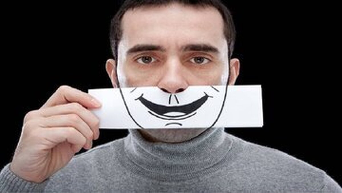 تظاهر به شادی با قلبی که رنج میکشد!