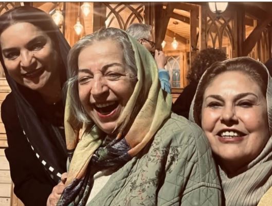 خنده‌های سرخوشانه و از ته دل مهرانه مهین ترابی و مرضیه برومند پس از تماشای یک فیلم