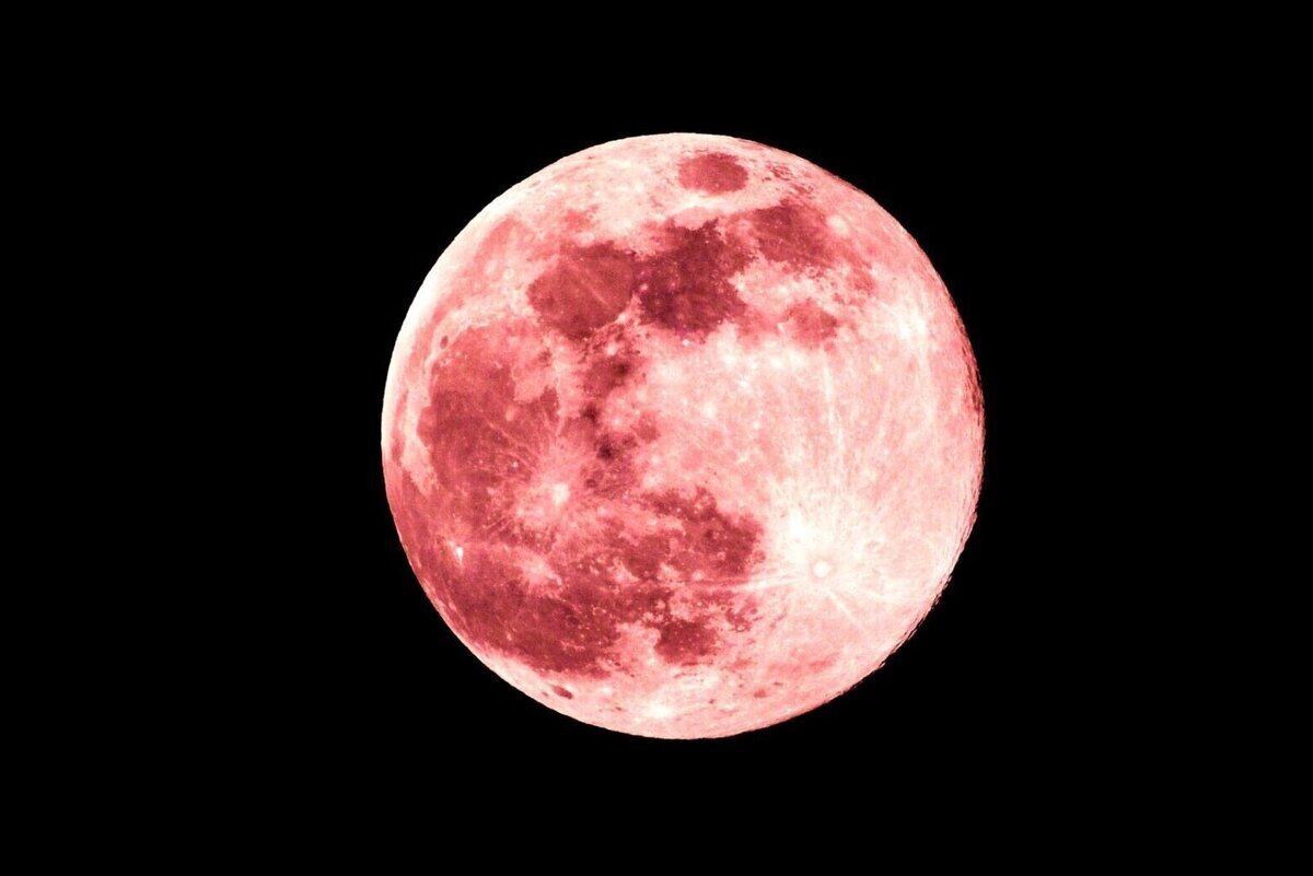 دو پدیده نجومی دیدنی در آسمان شب/از ماه صورتی تا ستاره آبی