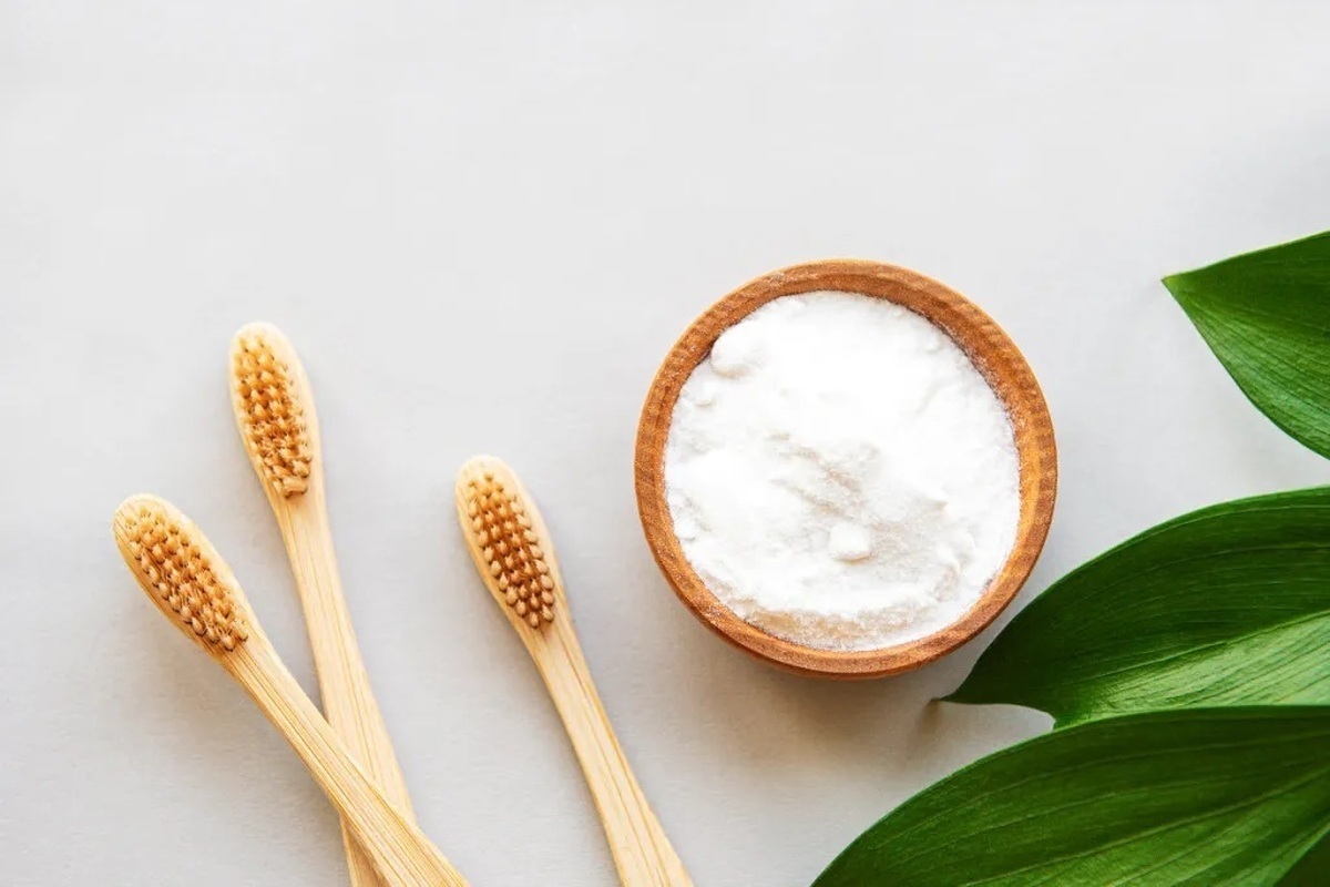 معایب و خطرات استفاده از جوش شیرین برای سفید کردن دندان‌ها