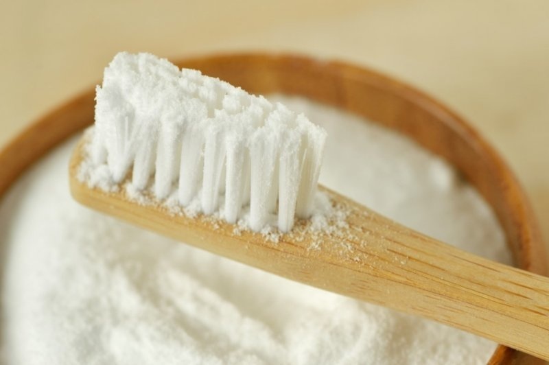 معایب و خطرات استفاده از جوش شیرین برای سفید کردن دندان‌ها