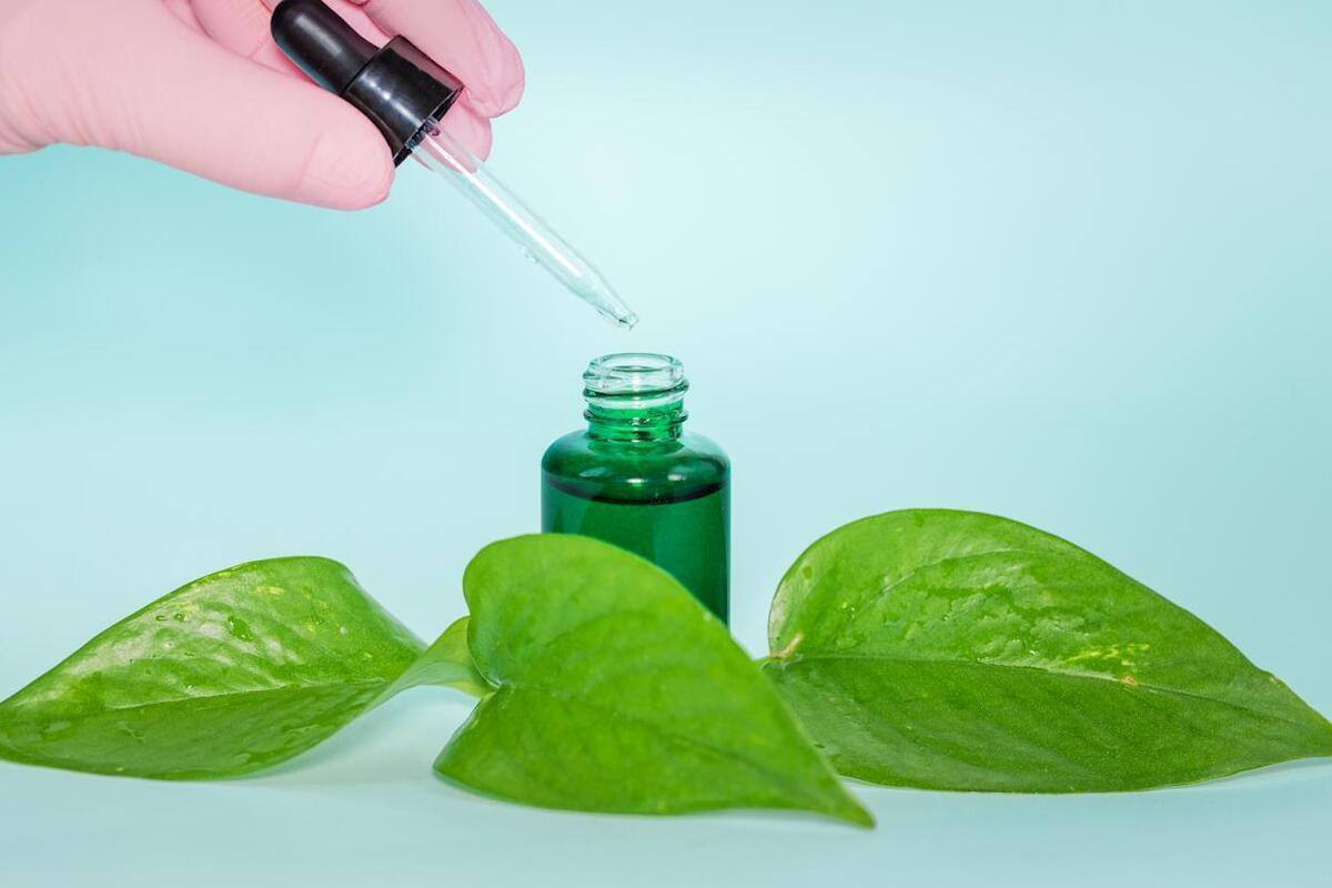 خط قرمز روی یک باور غلط؛ آیا واقعا مواد طبیعی در محصولات زیبایی بهترین انتخاب است؟
