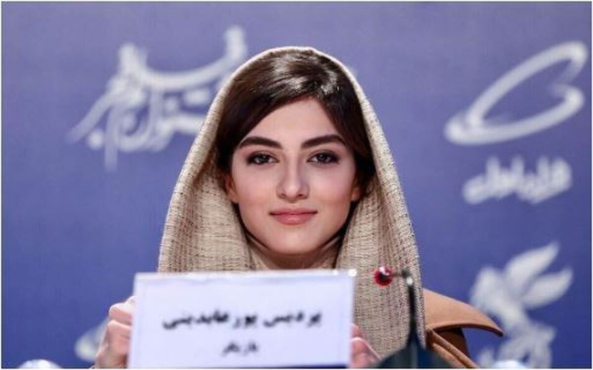 پرتره هنری پردیس پور عابدینی در یک فضای پر دود به مناسبت تولدش