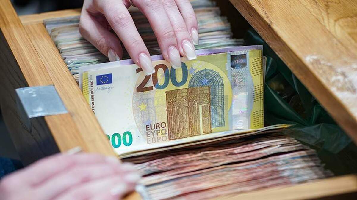 بلومبرگ یورو را جایگزینی برای دلار آمریکا در میان تعرفه‌های ترامپ می‌خواند