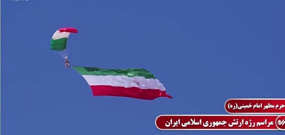 پرواز چتربازان ارتش در تهران