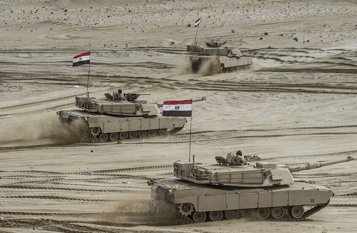 رسانه عبری: مصر قادر است ۵۰۰ تانک را در یک روز از طریق کانال سوئز منتقل کند