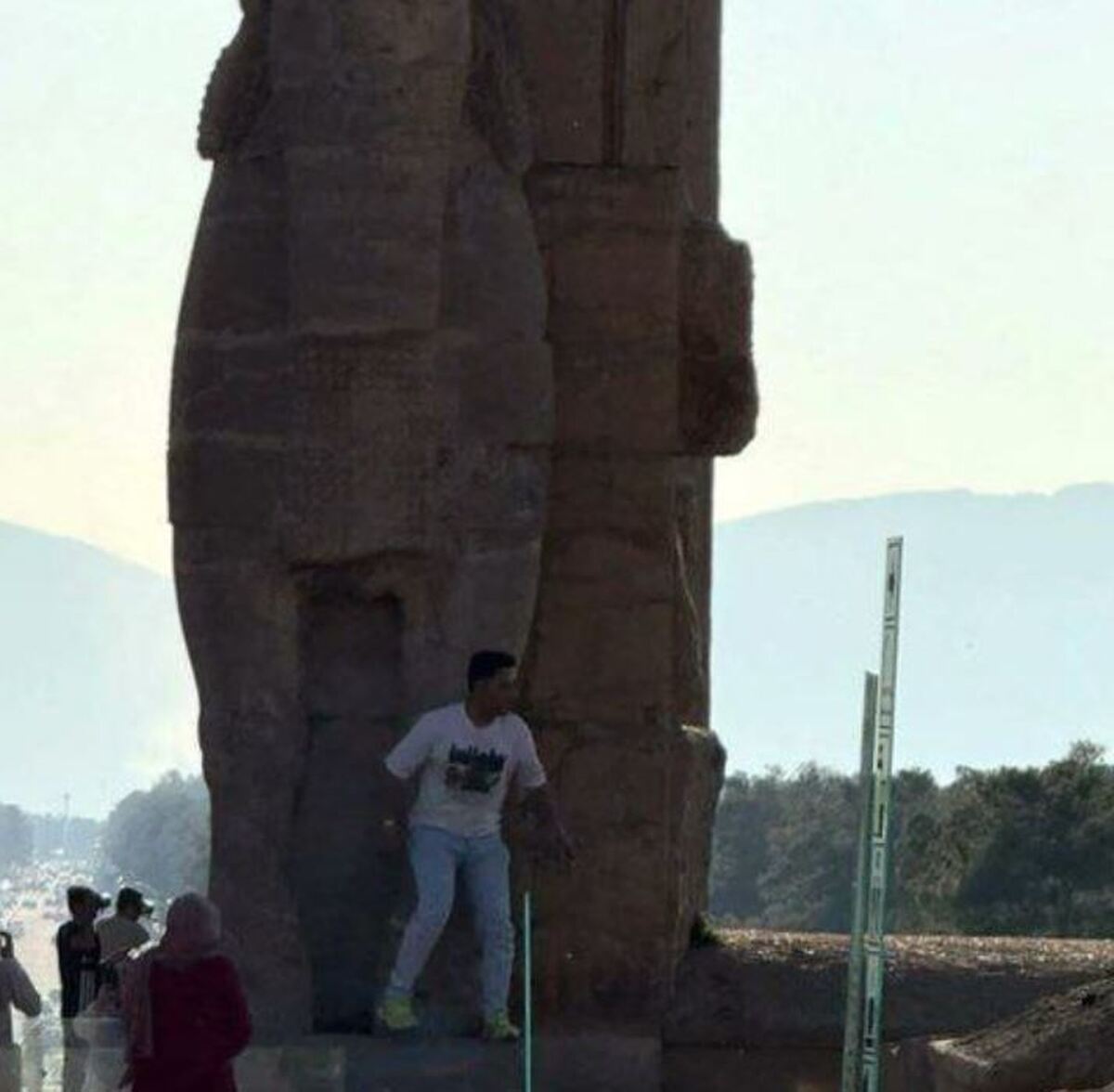 سنگ تمام گذاشتن یک گردشگر برای ثبت عکس یادگاری با موج شدید انتقادات رو به رو شد