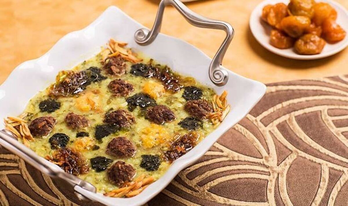طرز تهیه آش آلو با برنج و سبزی مخصوص حسابی در این هوای سرد می‌چسبد