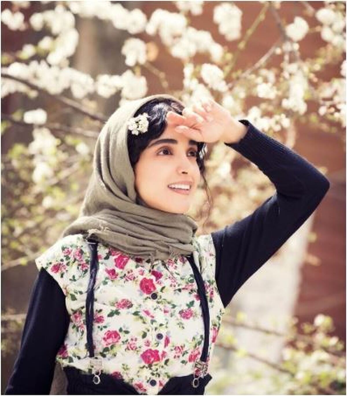 مانتوی بلند و نارنجی الهه حصاری در یک جشنواره جلب توجه کرد/استایل جدید خانم بازیگر چطور است؟